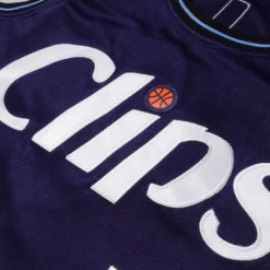 Logo Clippers thêu nổi, biểu tượng bóng rổ trên áo City Edition.