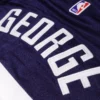 Tên "GEORGE" thêu chắc chắn trên mặt sau áo bóng rổ Swingman.
