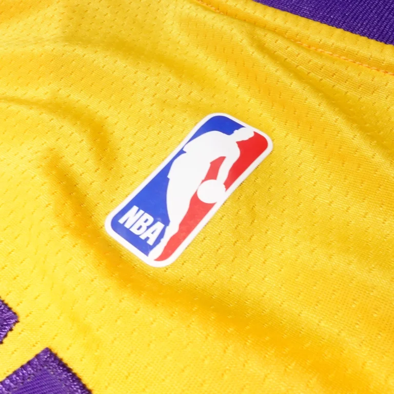 Logo NBA được thêu tinh tế trên cổ áo bóng rổ Lakers Icon Edition 2022/23.