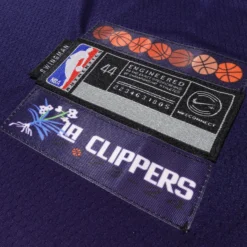 Logo NBA thêu sắc nét trên áo bóng rổ City Edition.