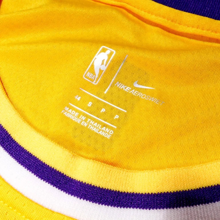 Chi tiết công nghệ Nike Aeroswift trên áo bóng rổ Lakers Icon Edition 2022/23, giúp thoáng khí và thoải mái.