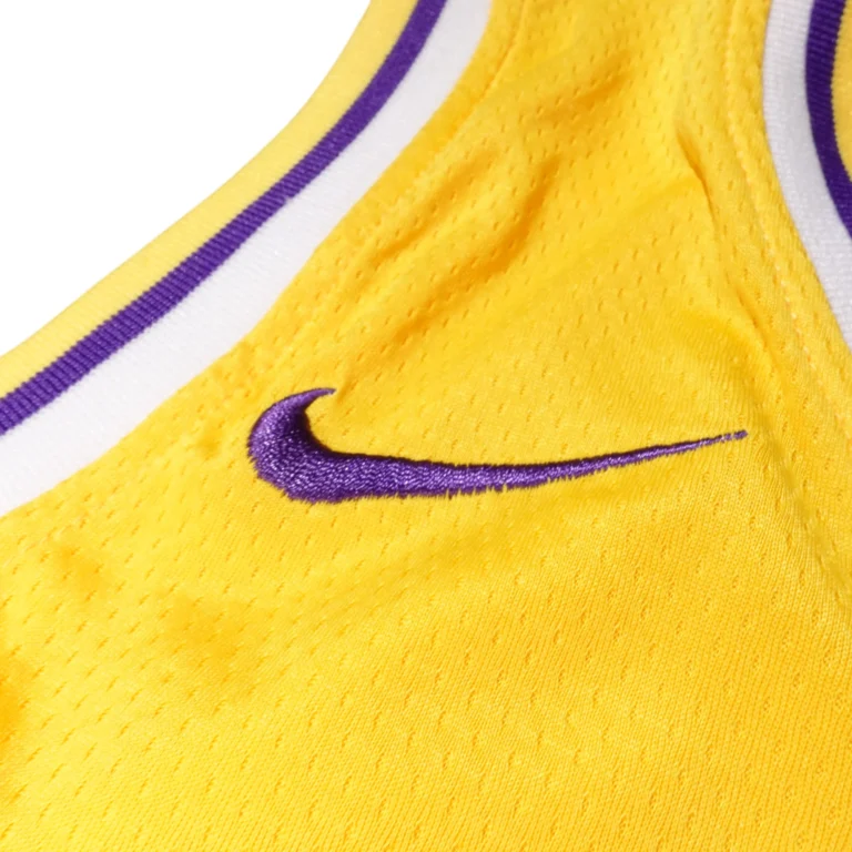 Logo Nike màu tím được thêu nổi bật trên vai áo bóng rổ Lakers Icon Edition 2022/23.