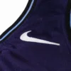 Logo Nike được thêu tinh tế trên vai áo bóng rổ Swingman City Edition.