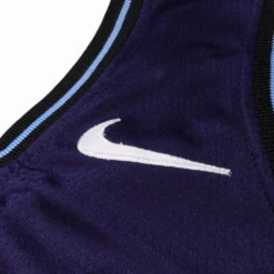Logo Nike được thêu tinh tế trên vai áo bóng rổ Swingman City Edition.