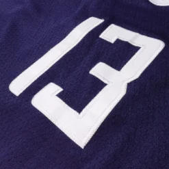 Chi tiết số áo 13 được thêu nổi bật trên nền áo tím than.