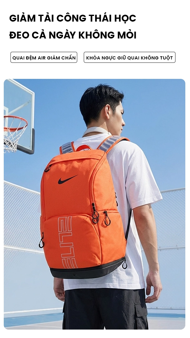 Nam cầu thủ đeo Balo bóng rổ Elite V3 màu cam trên sân bóng